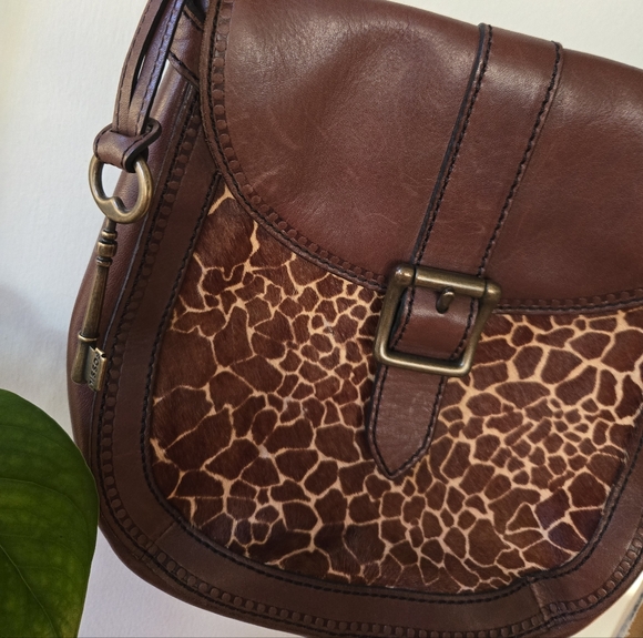 Fossil Handbags - ​🦒 SPRING TREND ALERT: The Neutral Animal Print 🦒crossbody fossil bag